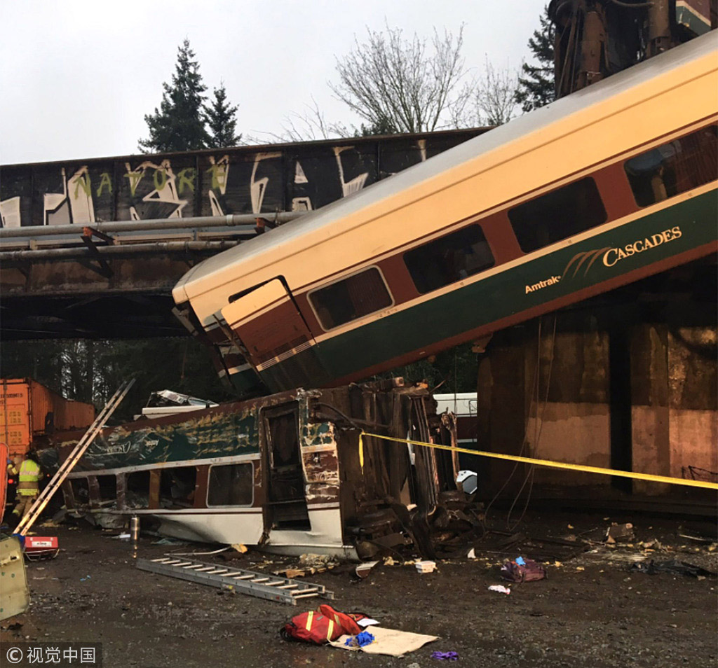 Las imágenes más impactantes del tren descarrilado en el estado de Washington
