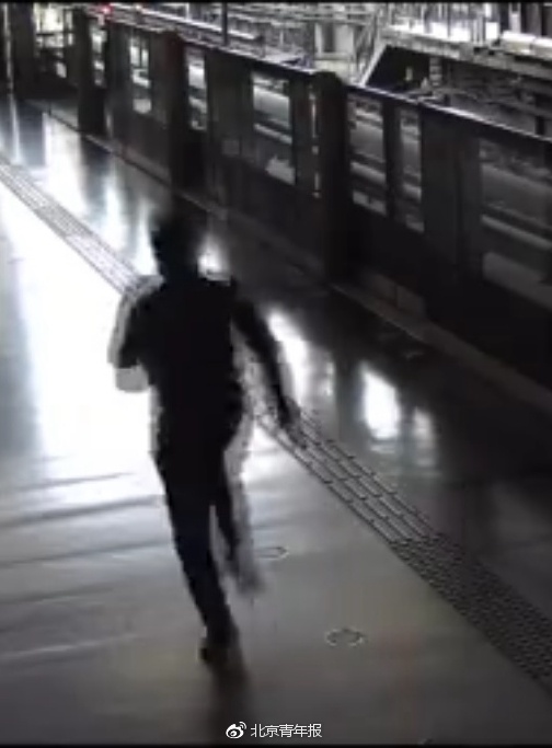在逃嫌犯闯入北京地铁大兴线轨道 导致46列地铁晚点