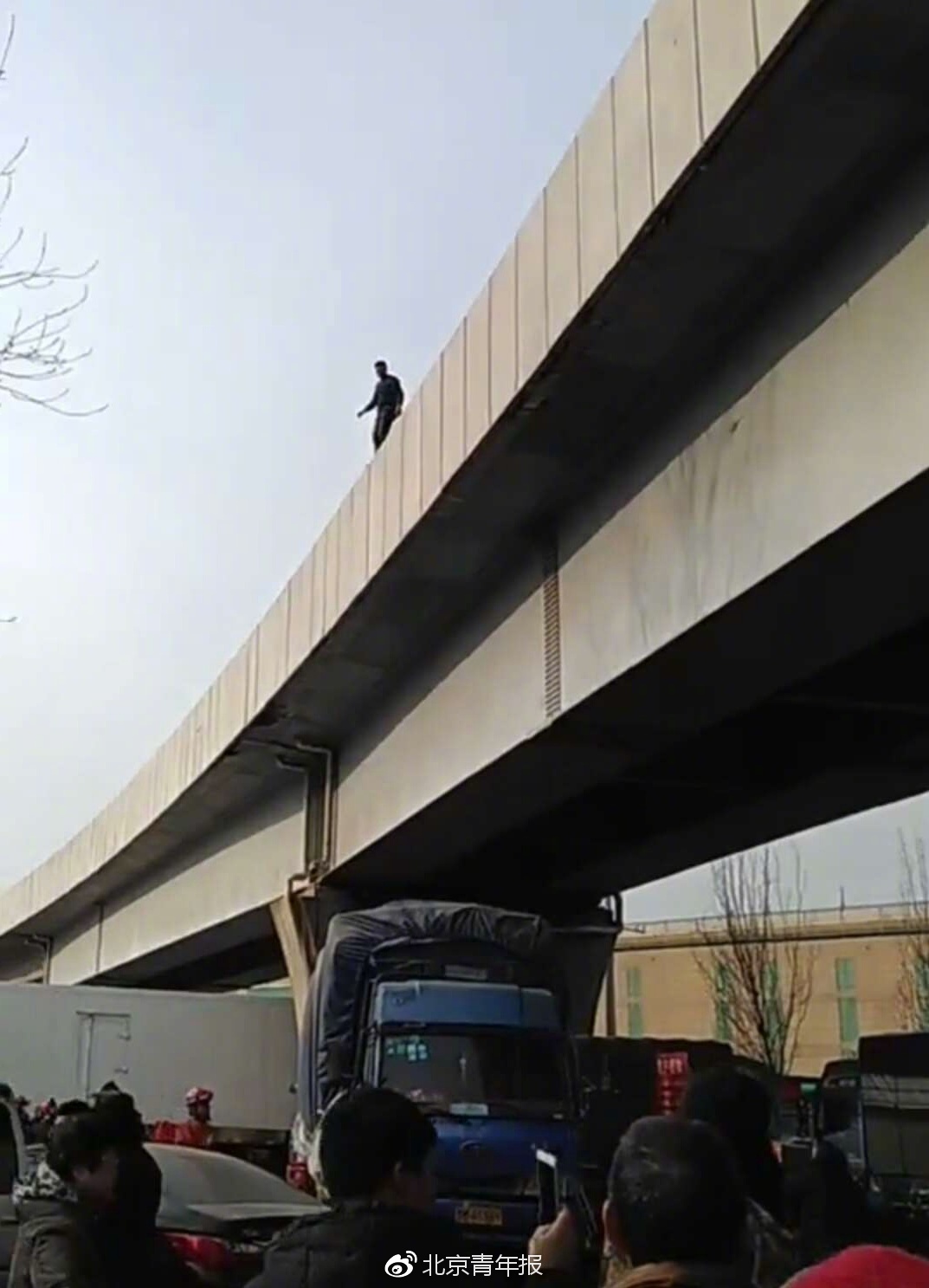 在逃嫌犯闯入北京地铁大兴线轨道 导致46列地铁晚点