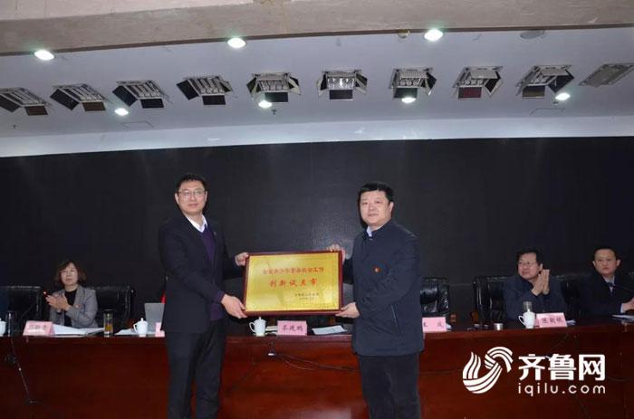 团省委维护青少年权益和社会联络部部长齐延鹏授牌,团市委书记王成接
