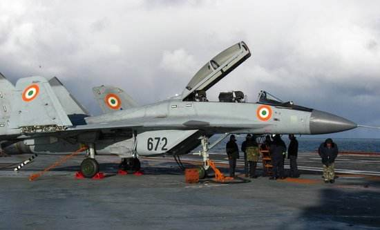 印度米格-29K战机起飞时着火 飞行员弹出逃生
