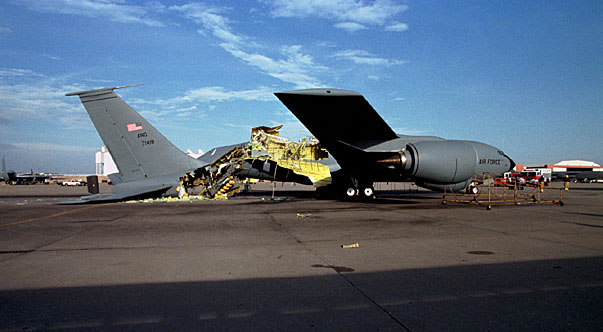 美军公开事故照片：飞机爆炸如破气球 碎片乱飞
