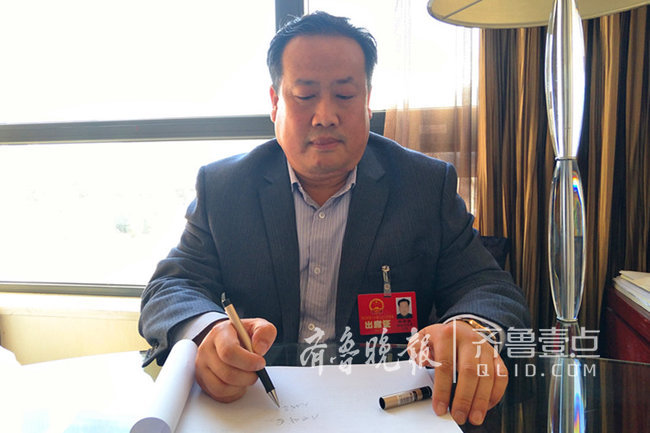 枣庄市人大代表,峄城区阴平镇镇长杨尚军说,近年来,枣庄树立"大旅游"