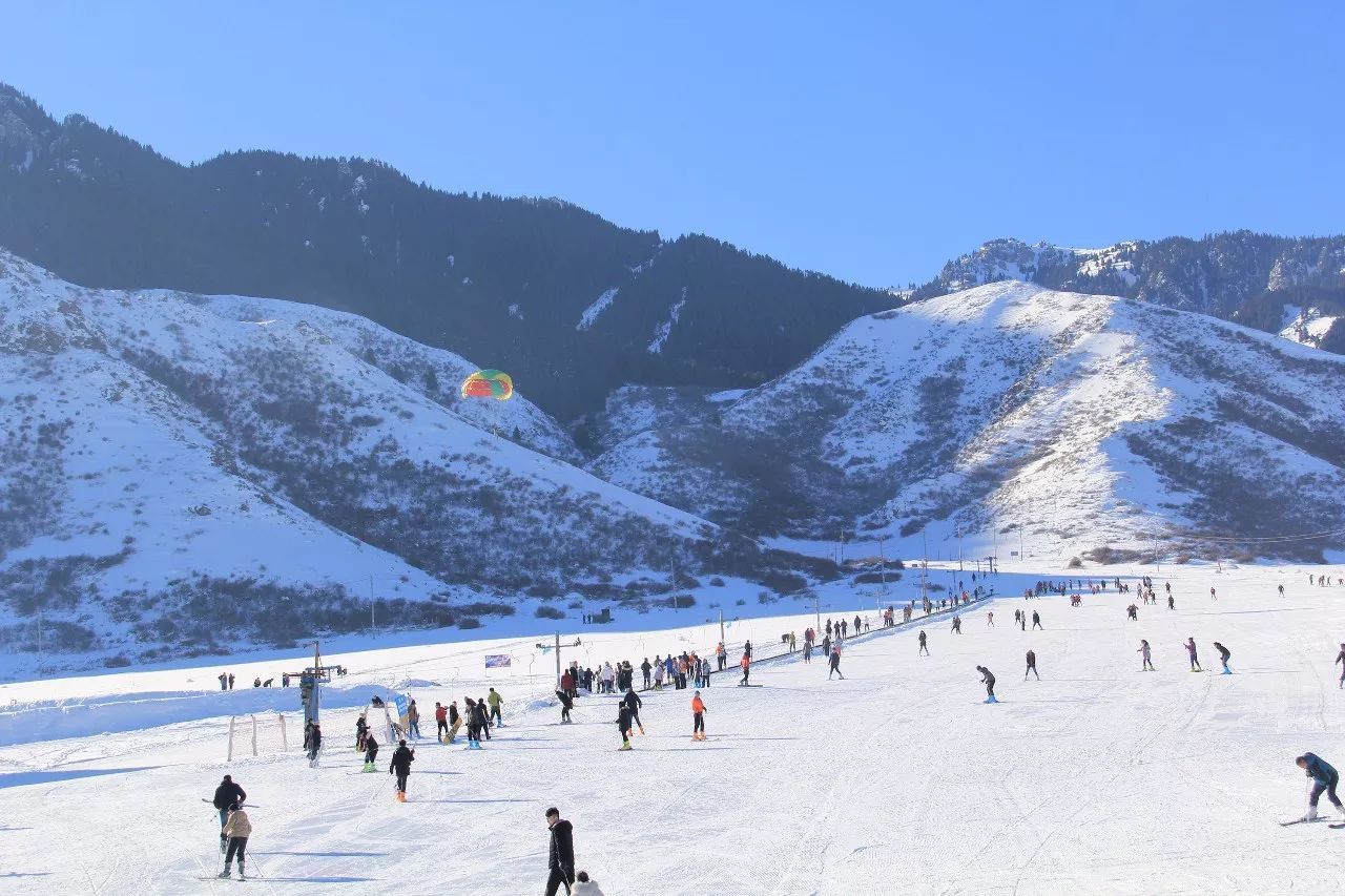 冰雪之美 尽在新疆丨新疆各大滑雪场陆续“开板” 迎来客流“开门红” -天山网 - 新疆新闻门户