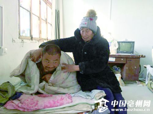 涡阳68岁母亲照顾瘫痪儿子24年：哪天抱不动他该咋办