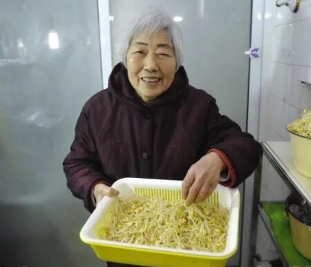 勤俭 豆芽奶奶 捐资助学18年