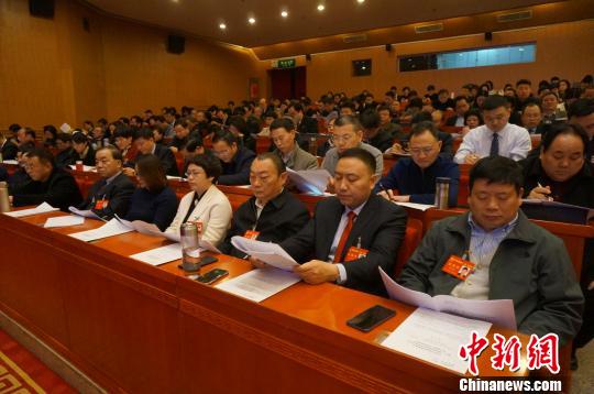 图为出席河南省政协十二届一次会议的委员们听取大会报告。　韩章云摄
