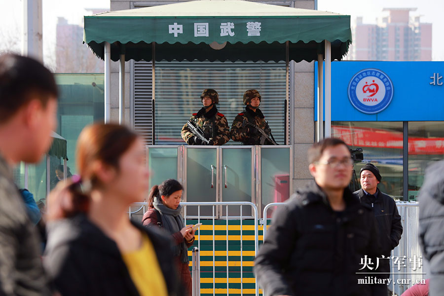 2018春运开启 北京西站武警执勤官兵护航旅客回家路