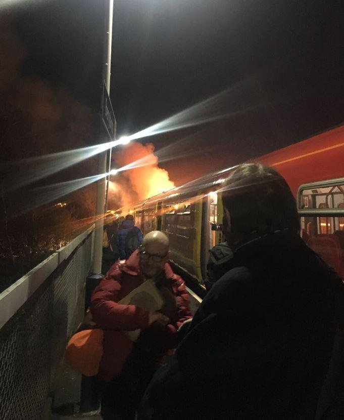 伦敦一火车夜间起火浓烟滚滚 数百乘客慌忙逃命