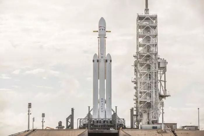 SpaceX猎鹰重型火箭首飞成功 特斯拉跑车终上天
