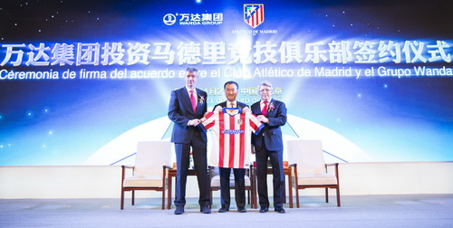 万达集团投资马德里竞技俱乐部签约仪式，图为王健林与马德里竞技俱乐部CEO与主席合影
