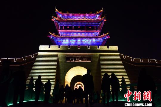 图为众多游客和民众观看韩城夜景。　刘玉虎摄