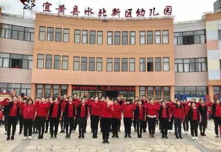 宜黄县水北幼儿园:小小护旗手 升起新希望