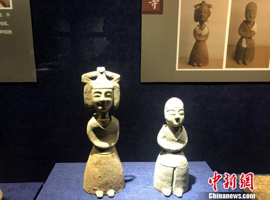图为南京市博物馆馆藏出土文物——东晋时期的陶女俑、陶男俑。　崔佳明摄