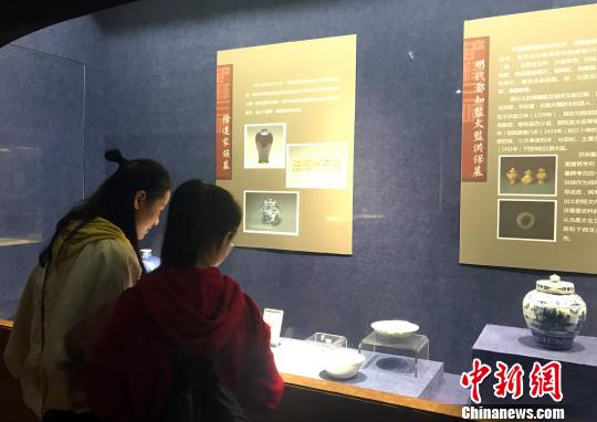 图为市民在观展南京公展的出土文物。　崔佳明摄