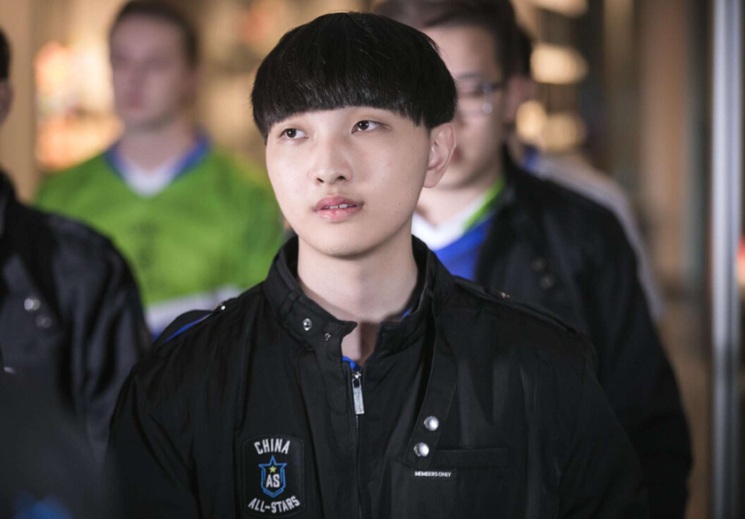 微笑狂吹兮夜:他现在很厉害 LPL前二中单