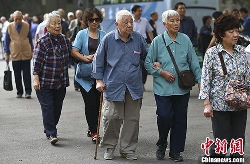 资料图：南京一所高校的退休教师们参加活动。 中新社记者泱波摄