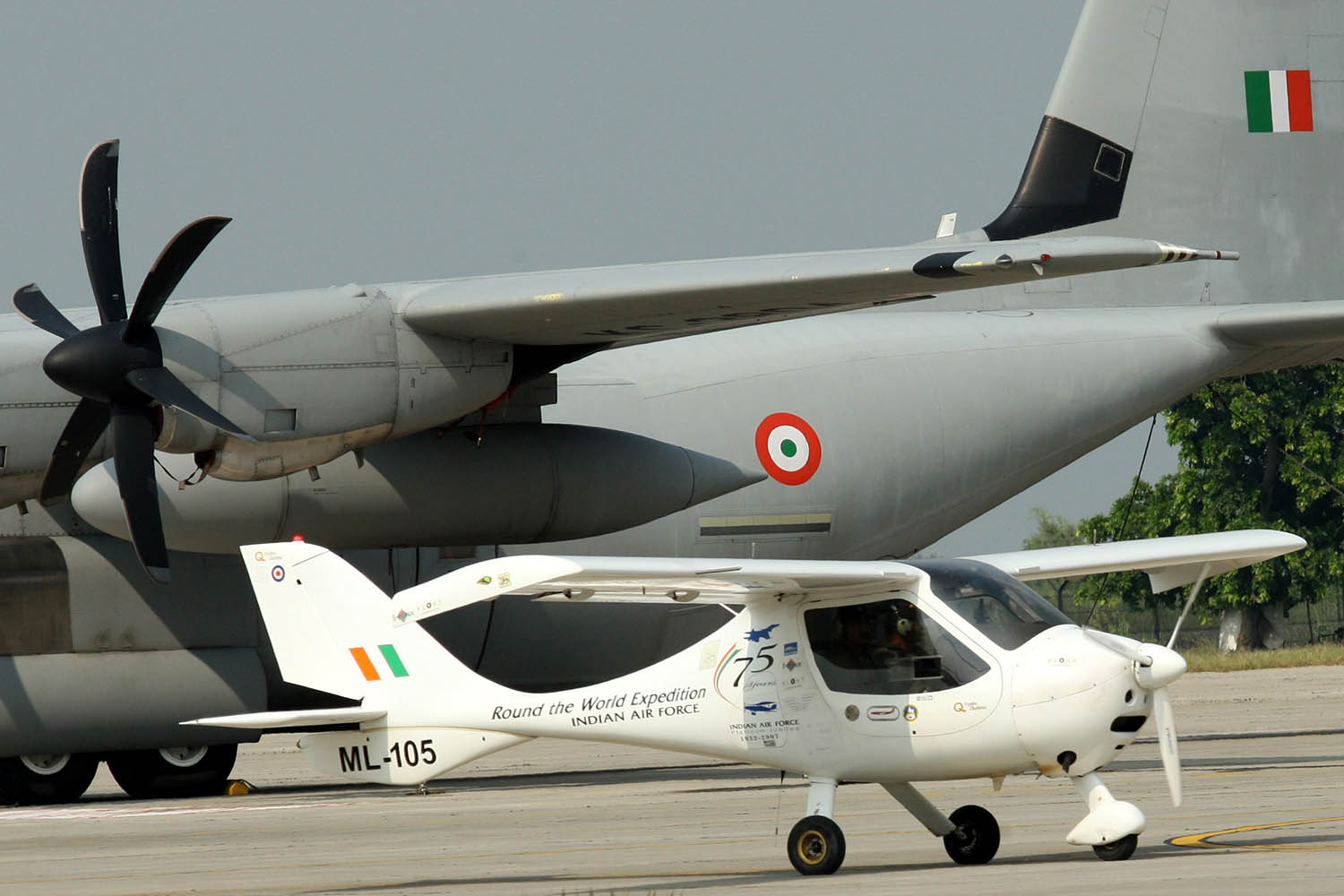 印度空军一架飞机坠毁 一个月来第二起坠机事故