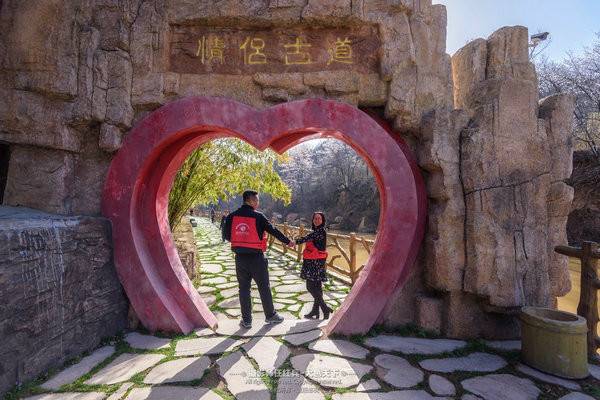 “春醒?忆老家”2018全国百家网络媒体走进汝阳西泰山、恐龙谷漂流景区