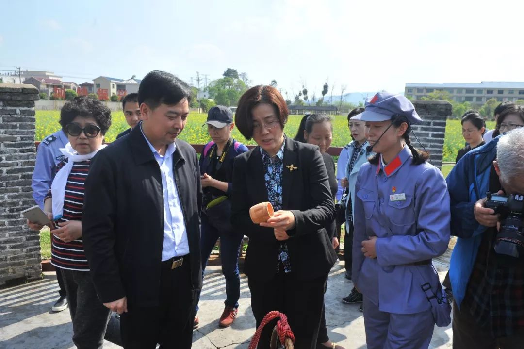 省贸促会会长刘翠兰,赣州市副市长郭素芳及我市领导许锐,谢江溪和中央