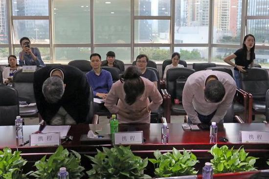 携程CEO及华南区总经理、深圳总经理一行三人鞠躬道歉。