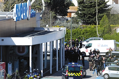 法国南部恐袭致4死 警察自愿交换人质中枪身亡