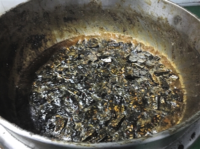 　3月5日，东阿祥云堂公司熬胶车间的锅里，制作“阿胶糕”剩下的边角料被熬化重新生产。