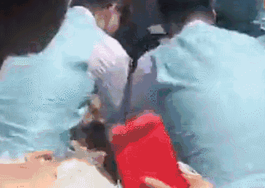 还记得包贝尔大婚时,作为伴娘之一的柳岩却被推倒在地,差点被伴郎团