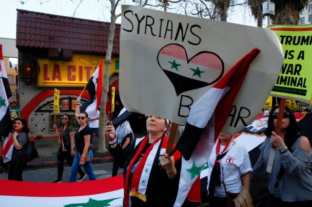 美国民众上街抗议空袭叙利亚 批特朗普“太好战”