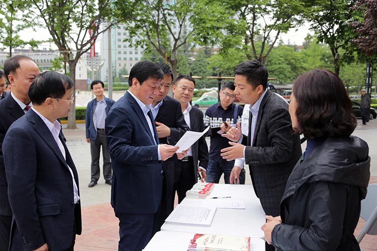 杨长亚:大力弘扬劳模精神劳动精神工匠精神