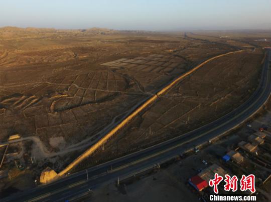 图为空中俯瞰甘肃山丹县境内明长城。　杨艳敏摄