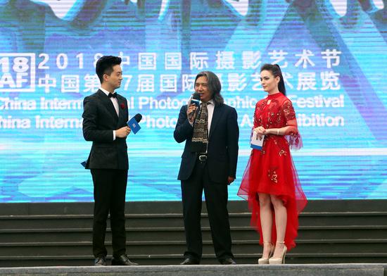 本次节展总策展人、中国美术馆馆长吴为山在开幕式上接受主持人采访