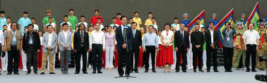 全国政协常委、中国文联党组成员、副主席李前光宣布本次节展开幕