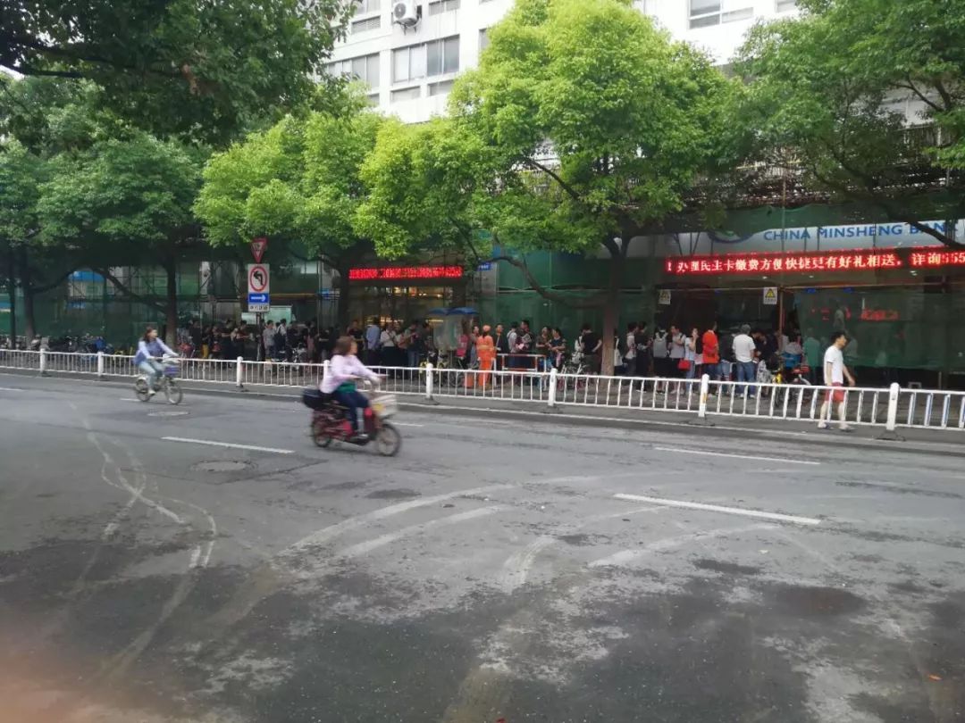 有人晕倒，有人打架，这个周末，杭州上演万人抢房