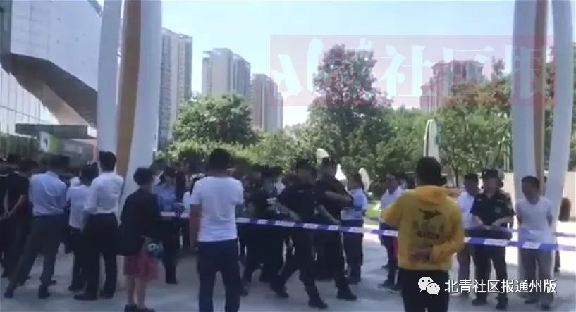 北京通州警方写字楼荷枪实弹抓人 超百人被带走