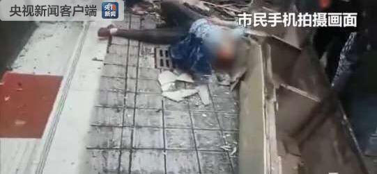 重庆长寿区一广告牌掉落街头 致1死多伤