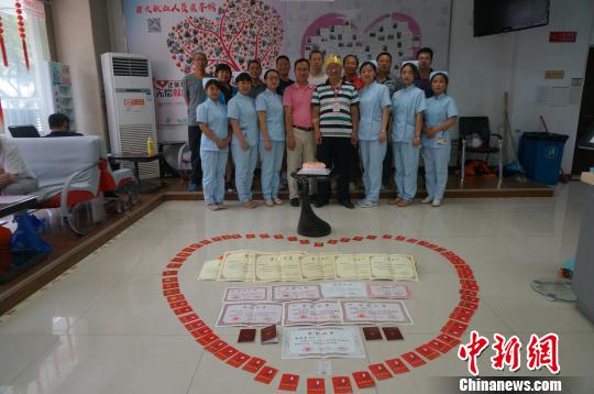 图为志愿者以及献血屋的工作人员陪伴曲郑安过60岁生日。　韩章云摄