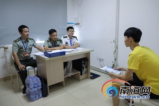 军检面试环节,主要考察考生的报考动机,形象气质,逻辑思维,语言表达