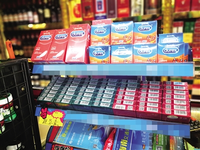 超市货架上摆满避孕套.