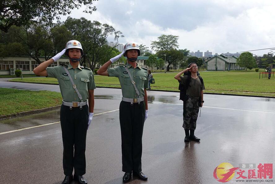 解放军驻港部队军营开放日 香港青年向国旗敬礼