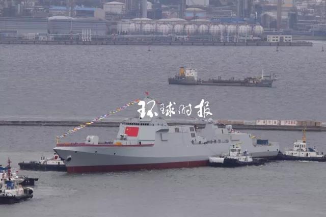 中国又一壮举：两艘万吨级055驱逐舰同日在大连下水
