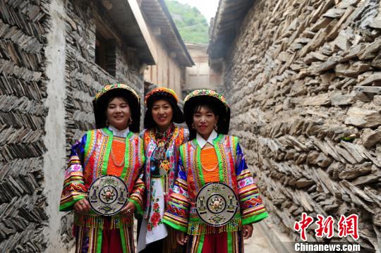 图为身着民族服饰的藏族民众。　李嘉峰摄