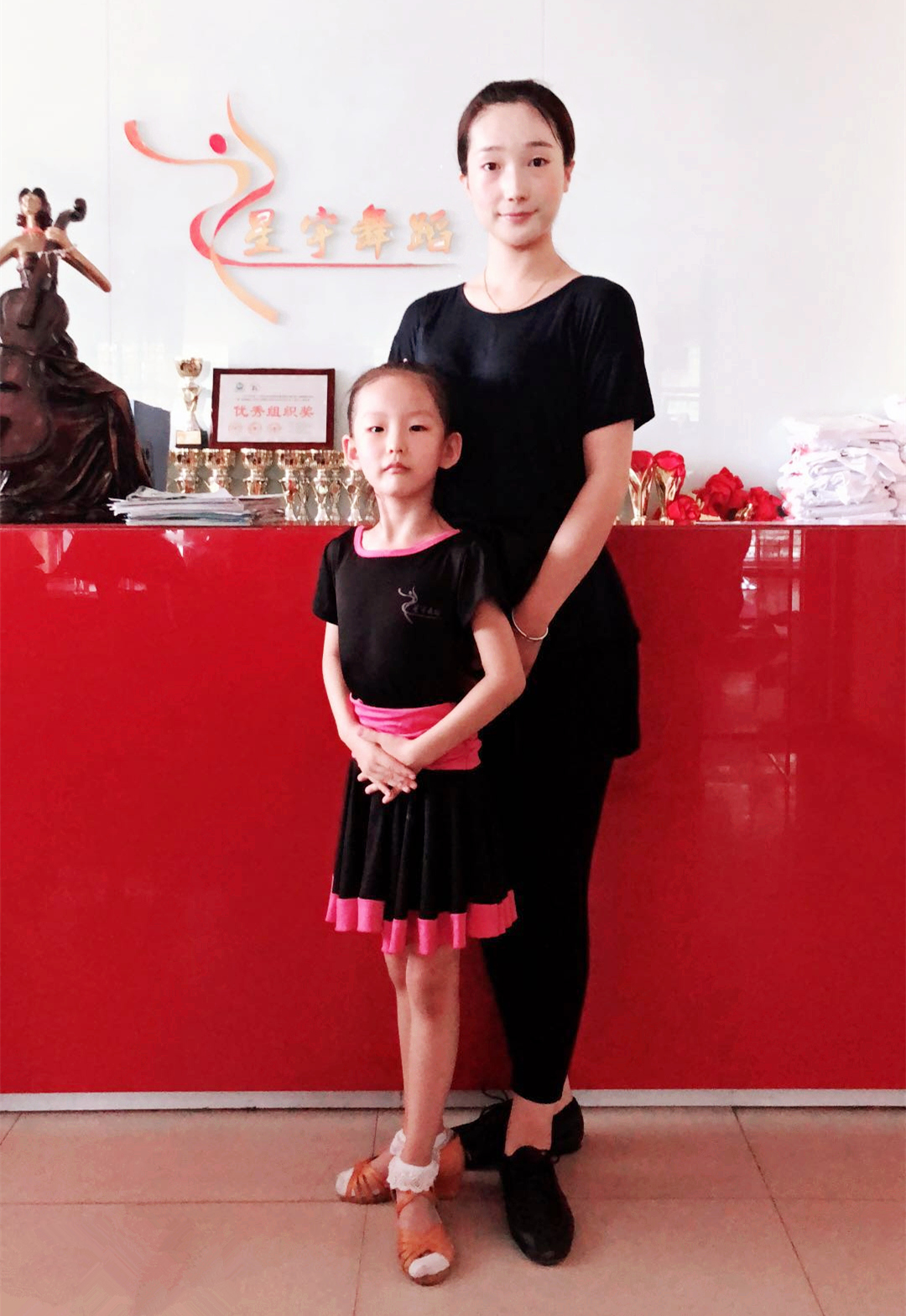 6岁童星冀思彤参加广场献爱心公益活动