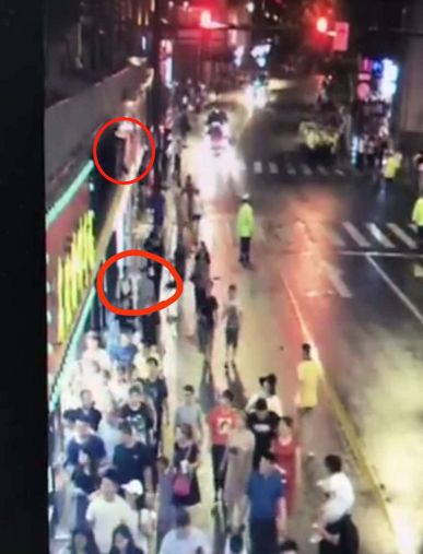 上海南京东路一店招脱落致3死6伤 事发时她离坠落处仅1米远
