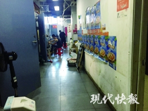 南京外卖楼每天喂饱万人:21家店挤一起 抓菜全用手