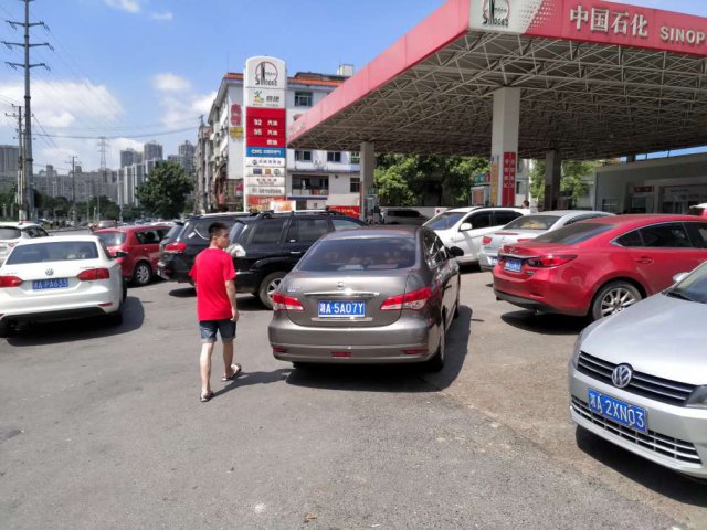 长沙一车辆加气站泄漏 附近数十辆小车遭波及