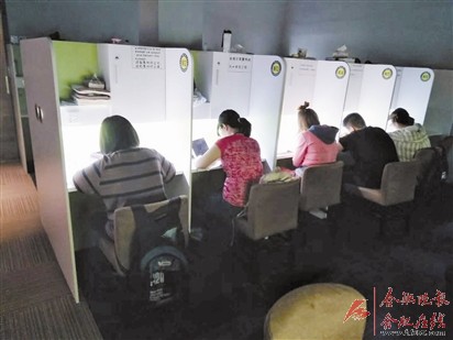 合肥校外收费自习室生意火爆 普通座位6元\/小