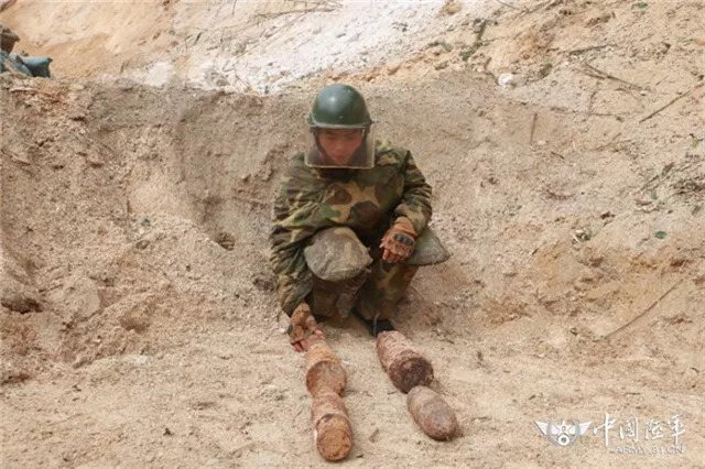 中国扫雷官兵赴中越边境排雷 竟不慎坐到地雷上