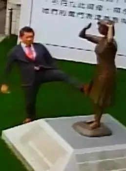 [午报]日本人脚踹台南慰安妇铜像，“侵门踏户”台湾能忍？
