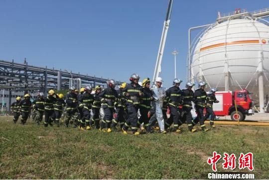 2017年6月，甘肃庆阳市举行危险化学品泄漏着火事故地企联动应急演练。(资料图) 钟欣摄